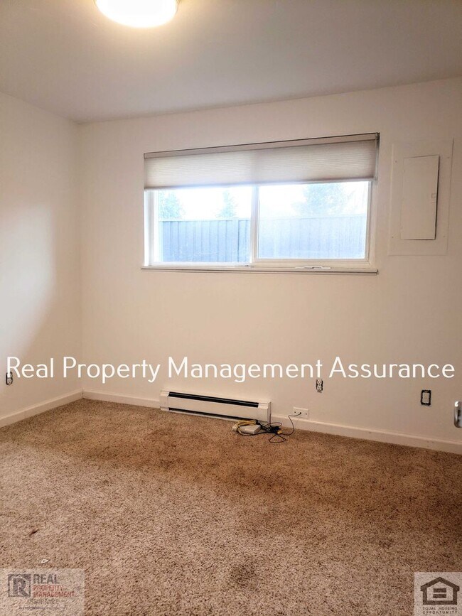 Building Photo - Charming 3BR/1.5BA Duplex Unit Now Availab...