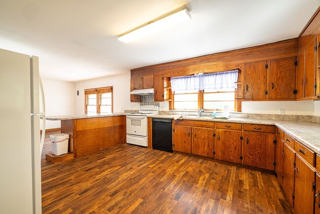 Building Photo - Spacious House on Old Six Mile Rd. - Water...