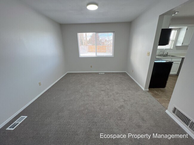 Building Photo - Four Bedroom House in the Smoky Hill neigh...