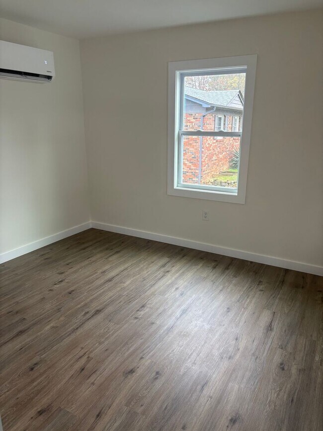 Building Photo - Newly remodeled house available now!