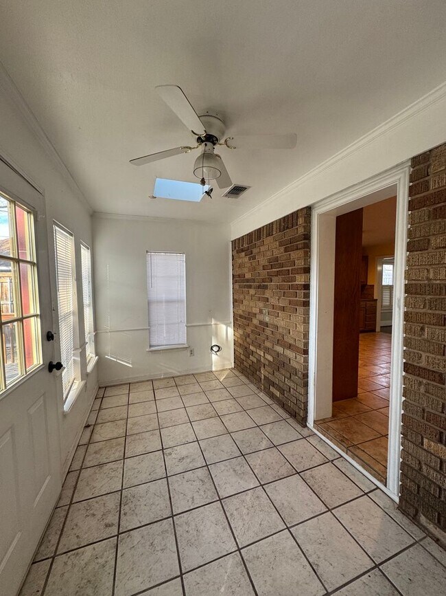 Building Photo - Located in Wolfin!!!! 3 bedrooms plus stud...