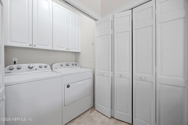 Building Photo - 200 Sunstone Ct