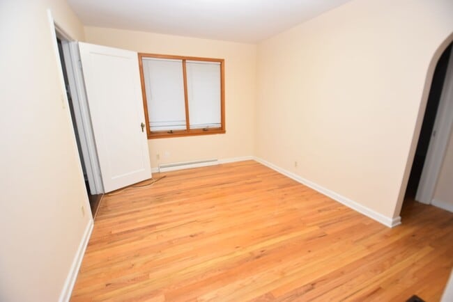 Building Photo - 4 bedroom 2.5 bath South Bend home on larg...