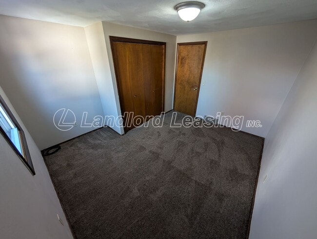 Building Photo - Spacious 4-Bedroom Colonial on Beautiful W...