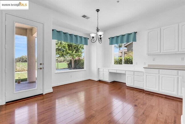 Building Photo - 909 Suntan Ln