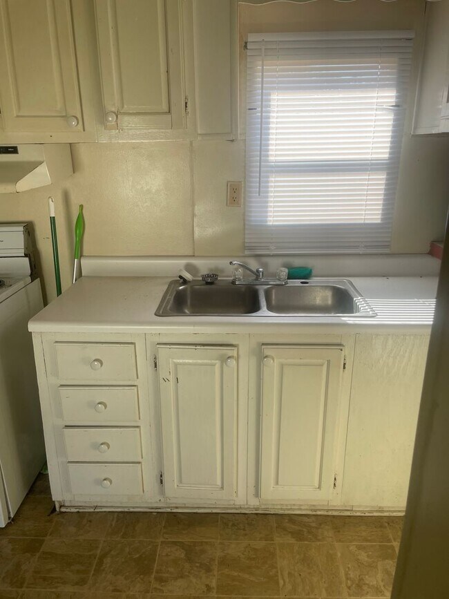 Building Photo - Embers East 2 bedroom 1 bath