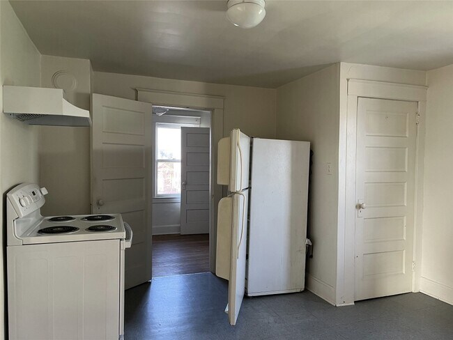 Building Photo - 124 Squires Ave