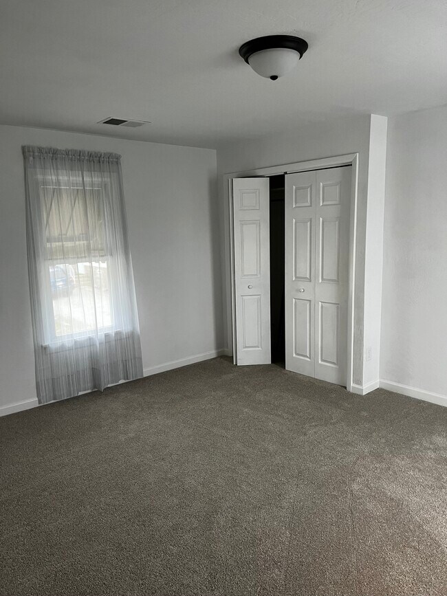 Building Photo - 201 Oak St