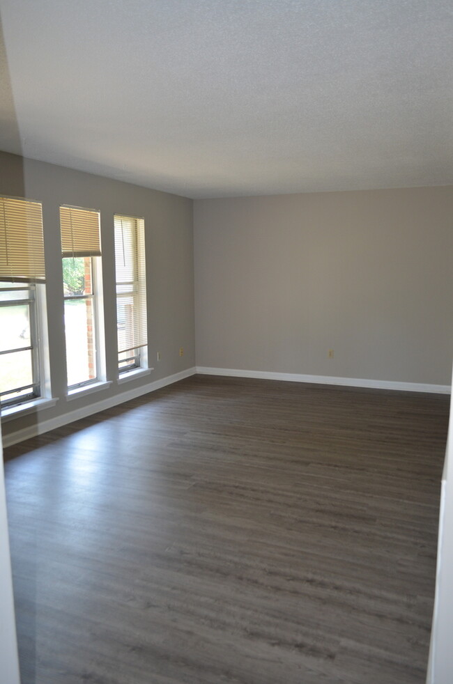 Building Photo - 201-203 Maple Grove Way