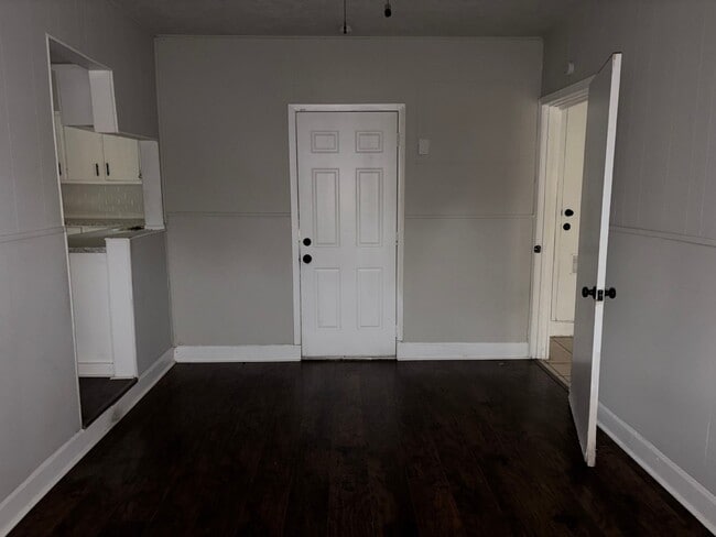 Building Photo - 6122 Glenhurst Dr