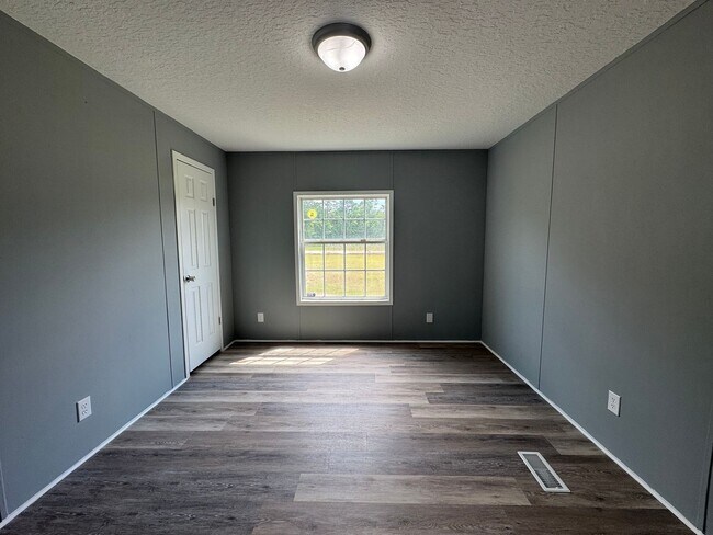 Building Photo - Loris - 3 Bedroom / 2 Bathroom Manufacture...