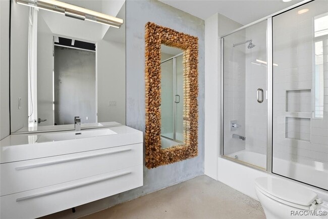 Building Photo - 302 SE Broadway St