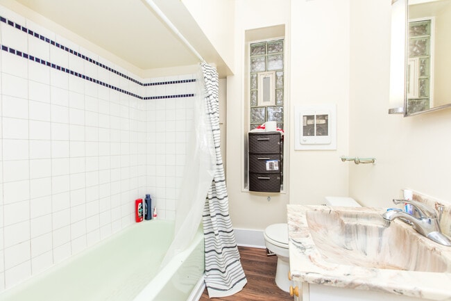 Building Photo - Wicker Park 1bed/1bath in AMAZING LOCATION! Internet & Laundry Included!