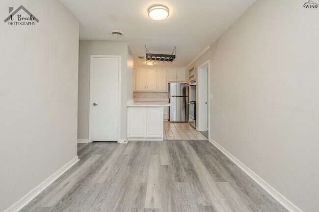 Building Photo - 1400 Phoenix Dr