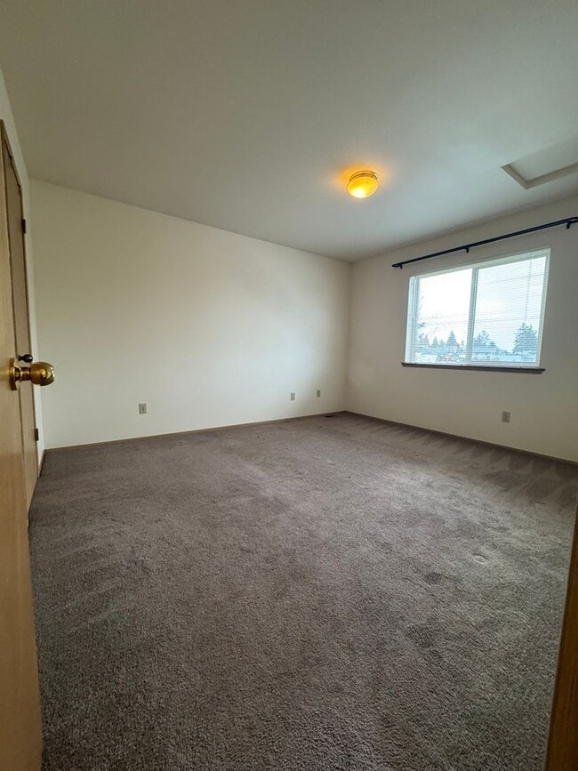 Building Photo - Renovated 3 BR Townhouse