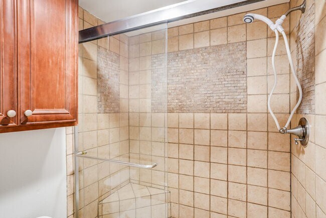 Building Photo - Beautiful 2 Bedroom 2 Bathroom Condo in La...