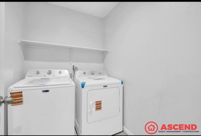Building Photo - 3 Bedroom Home Off Mountain Ridge and Taft...