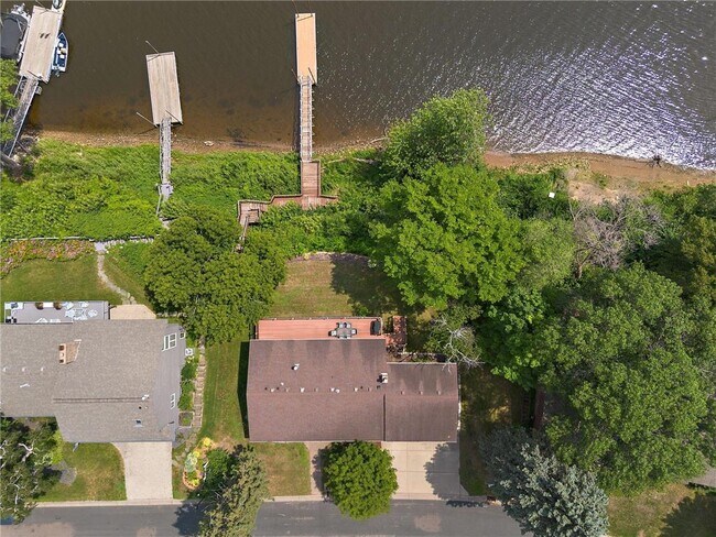 Building Photo - 118 Lakeside Dr
