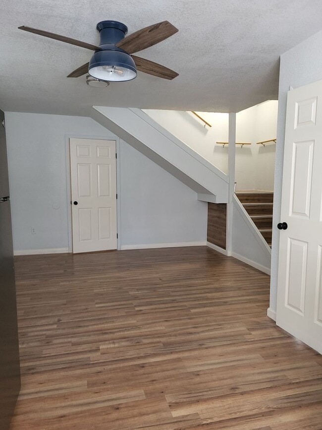 Building Photo - 2 story cottage ready for moe-in