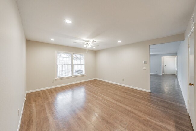 Building Photo - Prime Location in Overton West! Spacious D...