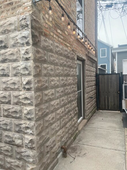 Building Photo - 2416 N Washtenaw Ave