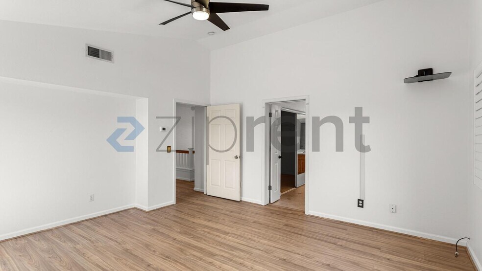 Building Photo - Unit