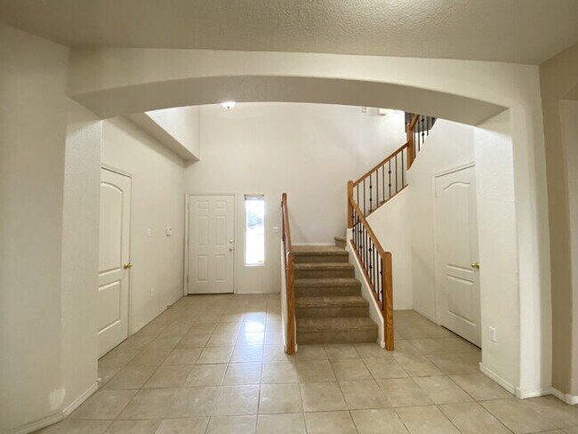 Building Photo - Large 5BR/2Story w/Balcony - Northern Meadows