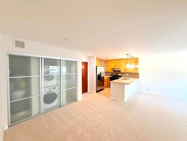 Building Photo - Fantastic Spacious 2 bed 2 bath condo in prime Sherman Oaks - Studio City with Pool and Gym!