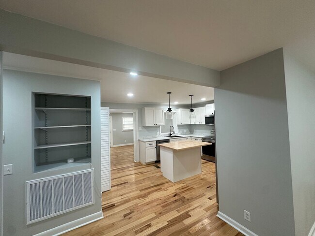 Building Photo - 3 Bedroom 2 Bathroom Spilt Unit in Wilmington