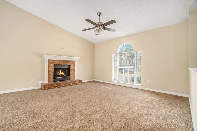Building Photo - 3 bdrm, 2 bath in Decatur