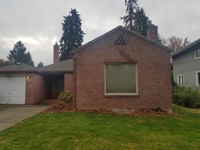 Building Photo - Occupied, do not disturb tenants. Barge-Chestnut Historic District Craftsman 2br 2ba home, with a...