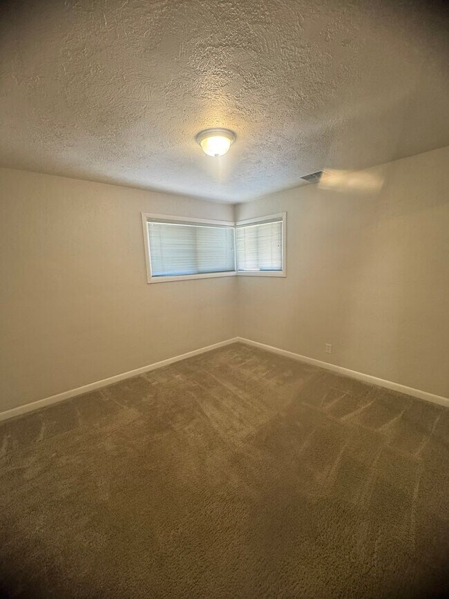 Building Photo - Great 3-Bedroom, 2-Bath Ranch Style Home w...