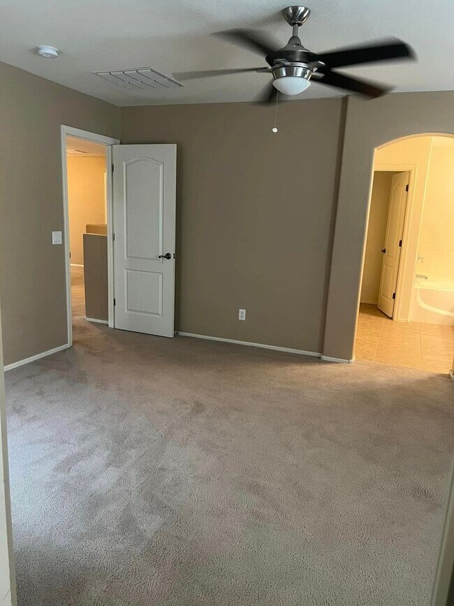 Building Photo - 4-bedroom and loft in the Willows with com...