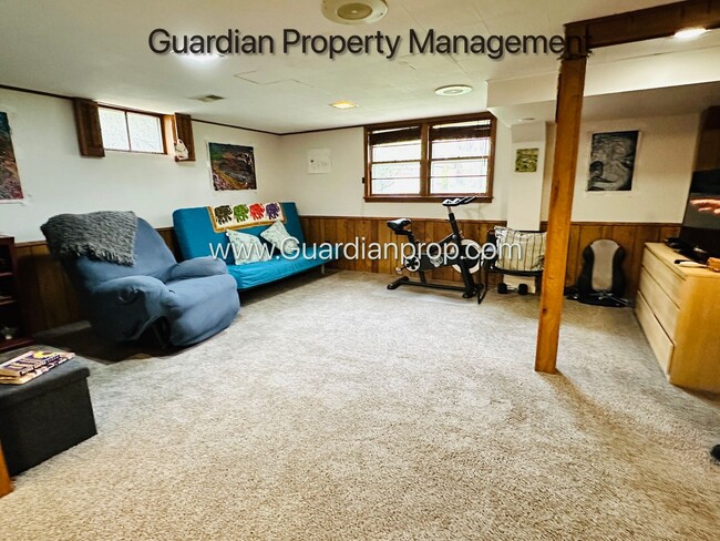 Building Photo - Edina Single Family Home, 2 Car Garage, Di...