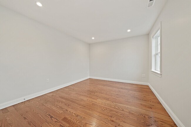 Building Photo - 15 Lakeview Ave