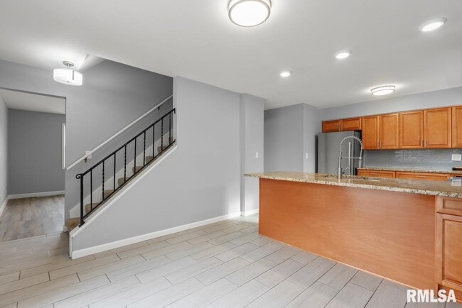 Building Photo - 2022 W Glen Ave