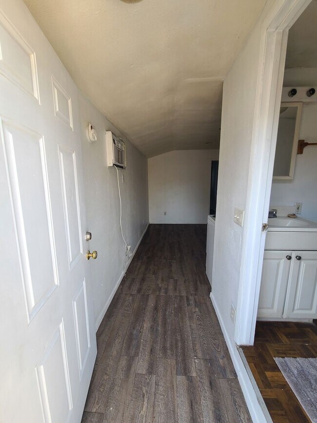 Building Photo - Guest House 1 bedroom 1 bathroom - Great Location