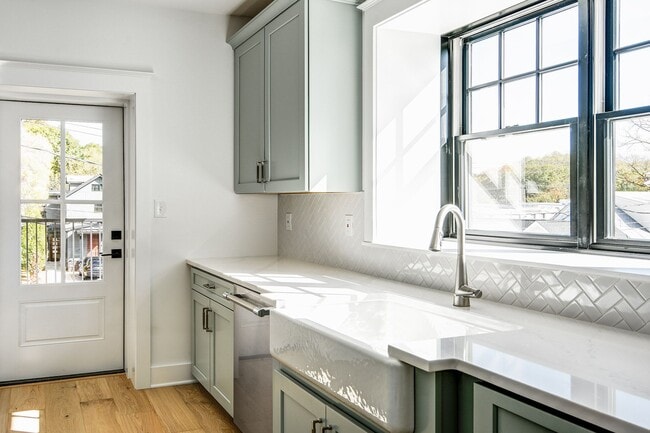 Building Photo - 20 E Redman Ave