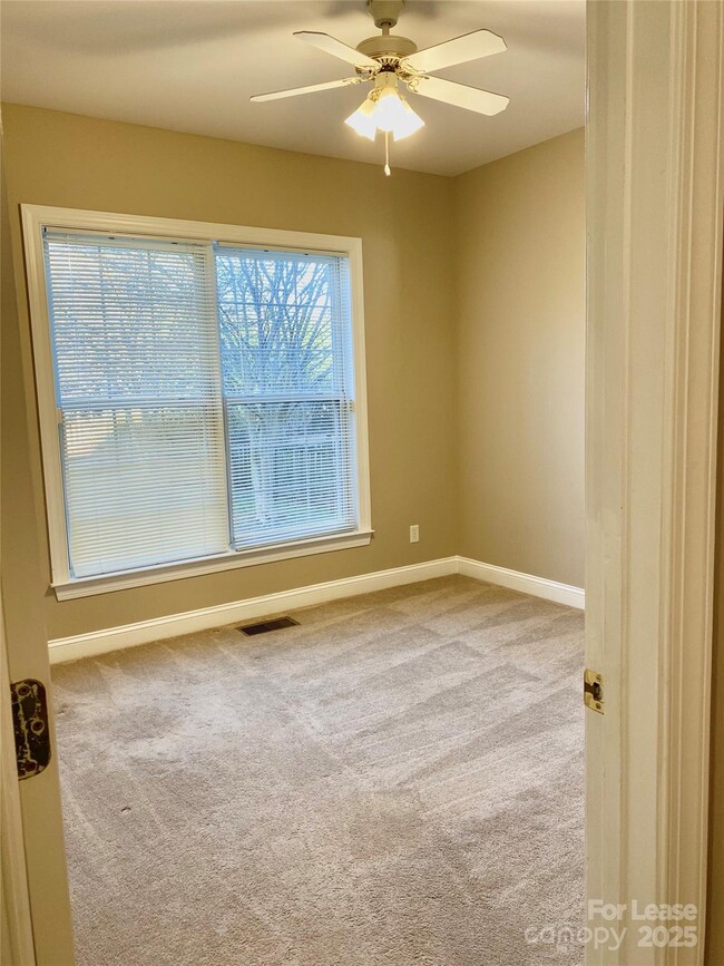 Building Photo - 605 Queenswater Ln