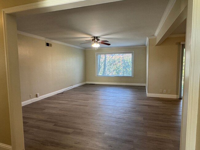 Building Photo - Three Bed, Two Bath Home in Stockton's Lin...