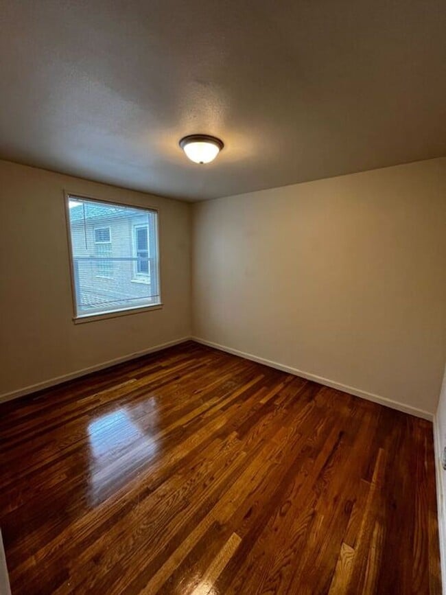 Building Photo - 2 BEDROOM 1 BATHROOM TOWNHOME CLOSE TO WAR...
