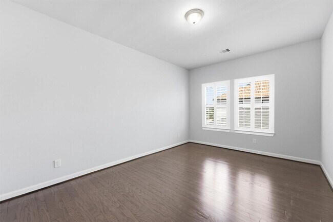 Building Photo - 1303 Gardenia Dr