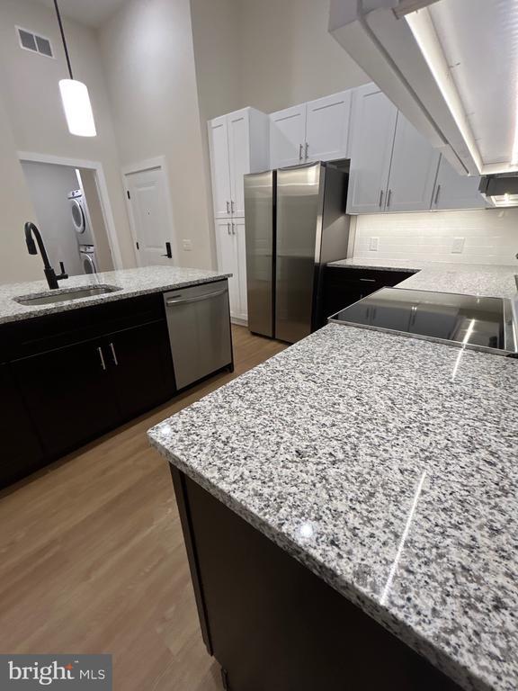 Building Photo - 624 Main St