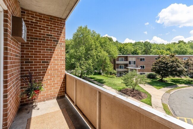 Building Photo - 76 Lionel Ave