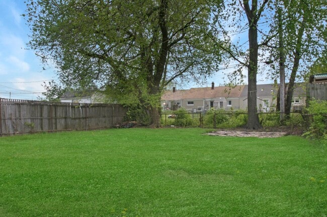 Building Photo - 301 Sheridan Dr