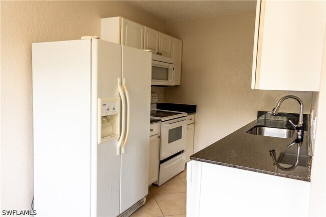 Building Photo - 4627 Bayshore Dr