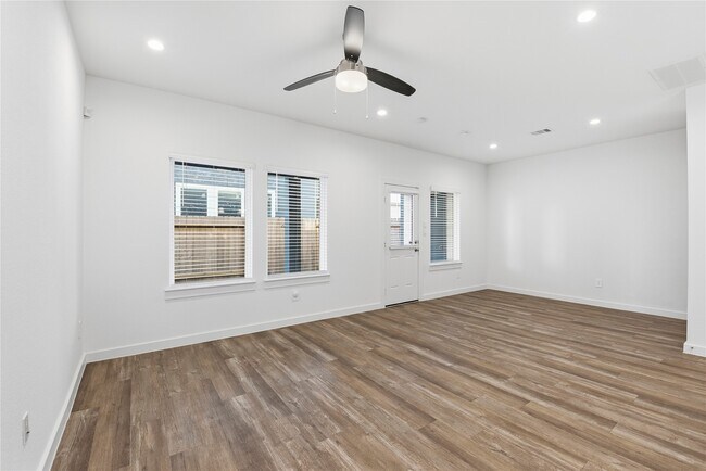 Building Photo - 3022 La Latina Dr