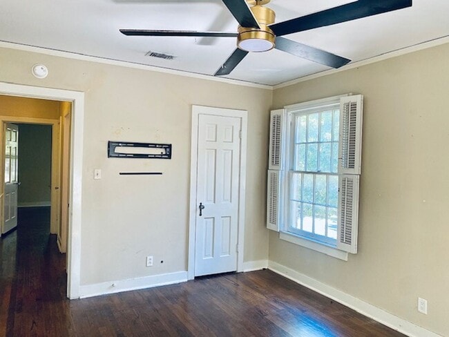 Building Photo - Modern Upstairs Unit in the Highly Desirab...