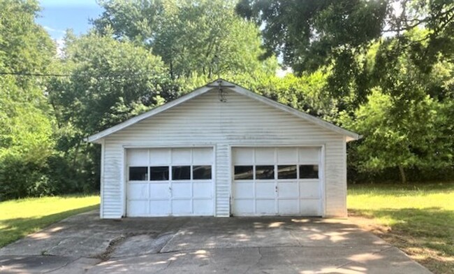 Building Photo - 3 bed, 2 bath brick ranch on large lot - m...