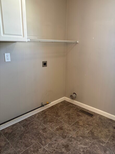 washer/dryer hook-ups - 18 Upham St